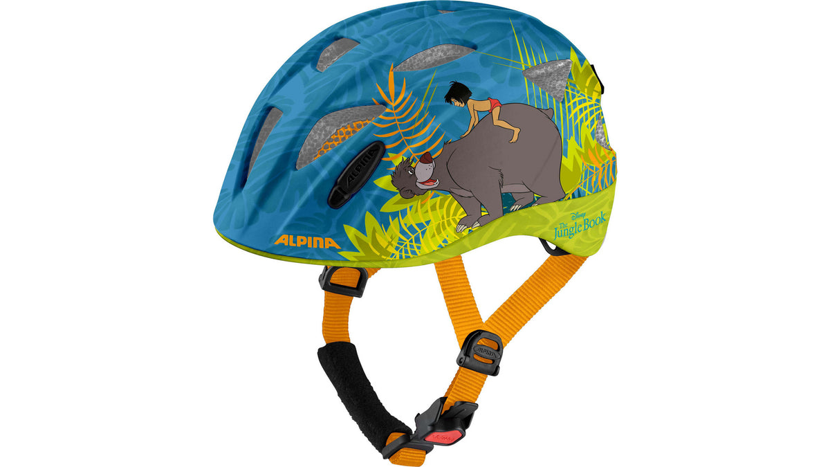 Der ALPINA Ximo Disney Kinderfahrradhelm von ALPINA zeigt Mowgli und Baloo aus „Das Dschungelbuch“ auf blauem Hintergrund, umgeben von grünen Blättern und orangefarbenen Ranken, sowie orangefarbene, verstellbare Riemen für mehr Sicherheit. Dieser Disney-Helm ist ideal für junge Radfahrer, die das Abenteuer lieben.
