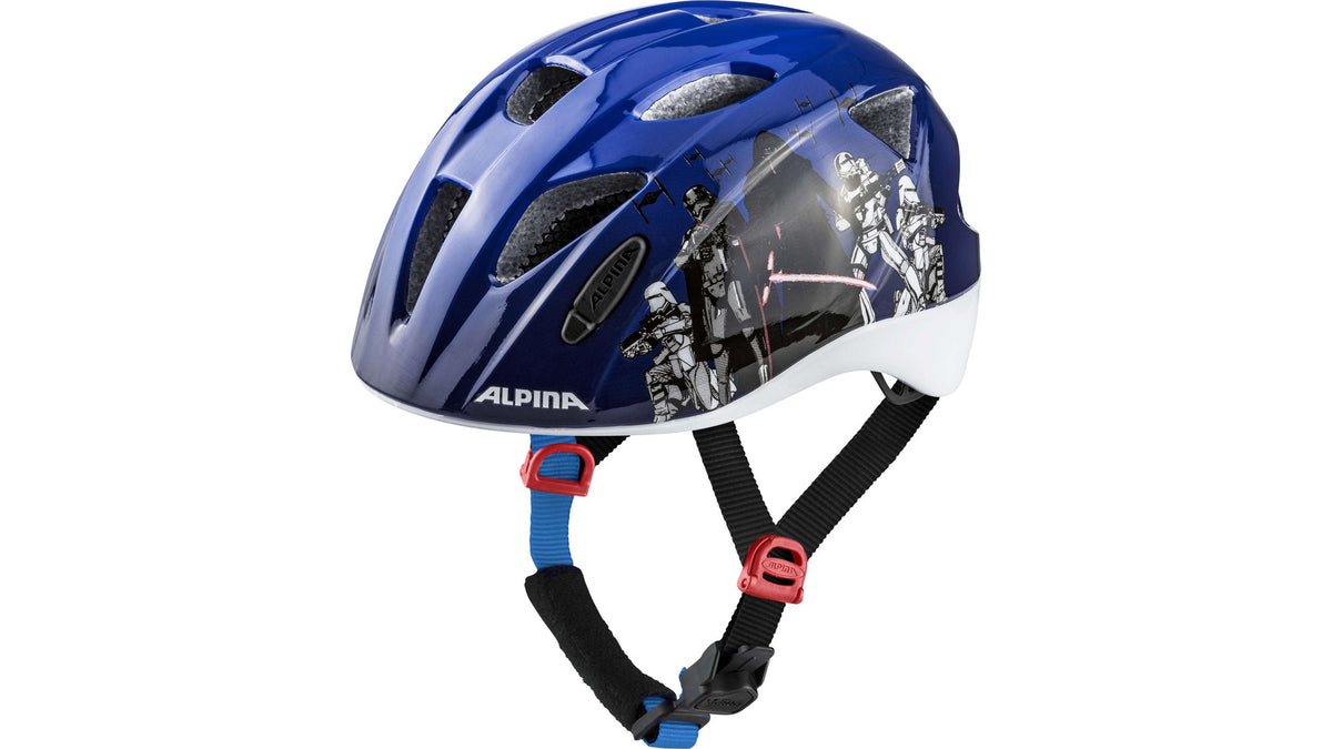 Der Alpina Ximo Disney Kinder-Fahrradhelm von ALPINA besticht durch ein auffälliges blaues Design mit schwarz-weißen Grafiken, die von legendären Figuren inspiriert sind und jungen Radfahrern den Disney-Helm-Style näherbringen. Mehrere Belüftungsöffnungen sorgen für Komfort, während der schwarze, verstellbare Kinnriemen mit roten Schnallen bei jeder Fahrt für Sicherheit sorgt.