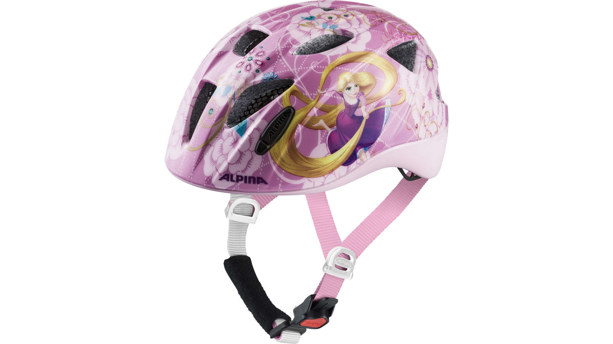 Der ALPINA Ximo Disney Kinderfahrradhelm ist ein rosa Kinderfahrradhelm, der mit bezaubernden Motiven von Zeichentrickprinzessinnen verziert ist. Er verfügt über mit Netzstoff überzogene Belüftungsöffnungen für hervorragende Atmungsaktivität sowie verstellbare rosa und weiße Riemen für einen sicheren Sitz. Dieser Helm vereint den bezaubernden Disney-Stil mit der bewährten Alpina-Sicherheit und sorgt dafür, dass junge Radfahrer auf jeder Fahrt sicher und glücklich unterwegs sind.