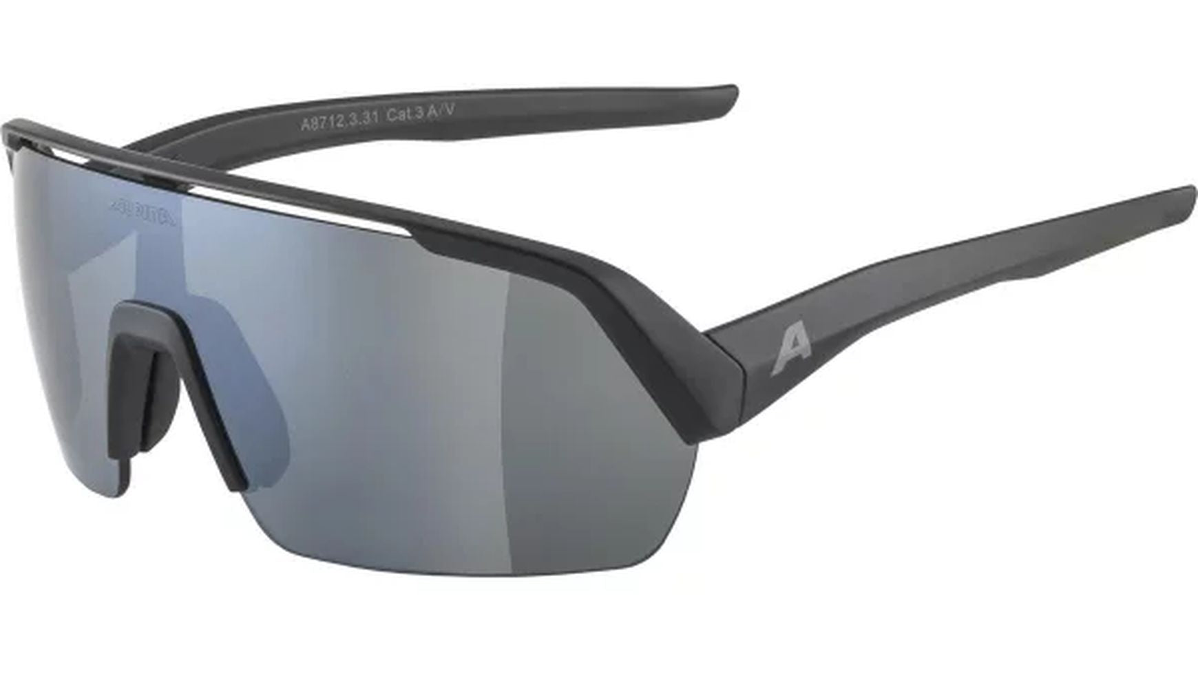 Die ALPINA Turbo HR Sonnenbrille verfügt über einen eleganten schwarzen Rahmen, verspiegelte Wraparound-Gläser und dicke Bügel mit einem markanten A-Logo auf der linken Seite. Die Fogstop-Beschichtung sorgt für klare Sicht bei intensiven Aktivitäten.