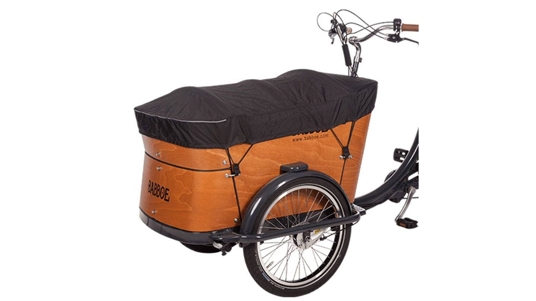 Ein Lastenfahrrad mit einer geräumigen Transportkiste aus Holz vorne, die durch die montierte schwarze BABBOE Babboe Regenschutzplane Curve geschützt ist, sowie mit einem einzigen Vorderrad. Der Lenker und ein Teil des hinteren Rahmens sind ebenfalls zu sehen.