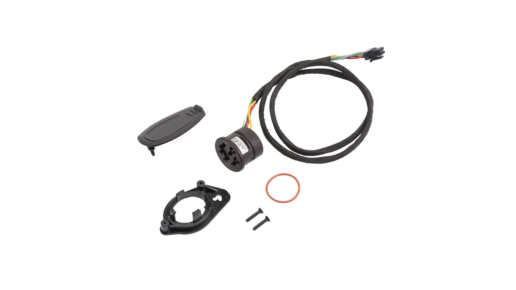 Das BOSCH Ladebuchsen-Kit 680 mm, bestehend aus einem runden mehrpoligen Stecker, einer schwarzen Halterung, zwei Schrauben, einem orangefarbenen O-Ring und einer ovalen Abdeckung - alles Originalteile - ist auf weißem Hintergrund dargestellt.