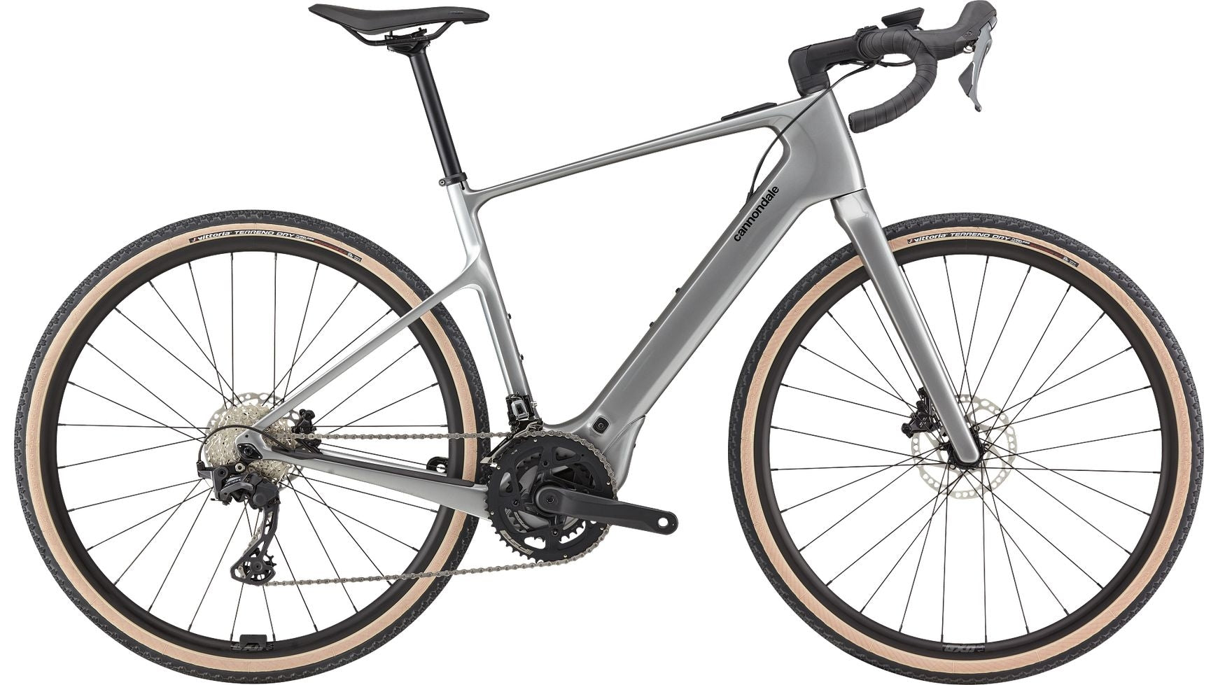 Ein schlankes silbernes CANNONDALE Synapse Neo AllRoad 2 E-Gravel-Bike mit tiefem Lenker, braunen Reifen, Scheibenbremsen und leichtem Rahmen wird von der Seite vor einem weißen Hintergrund gezeigt.