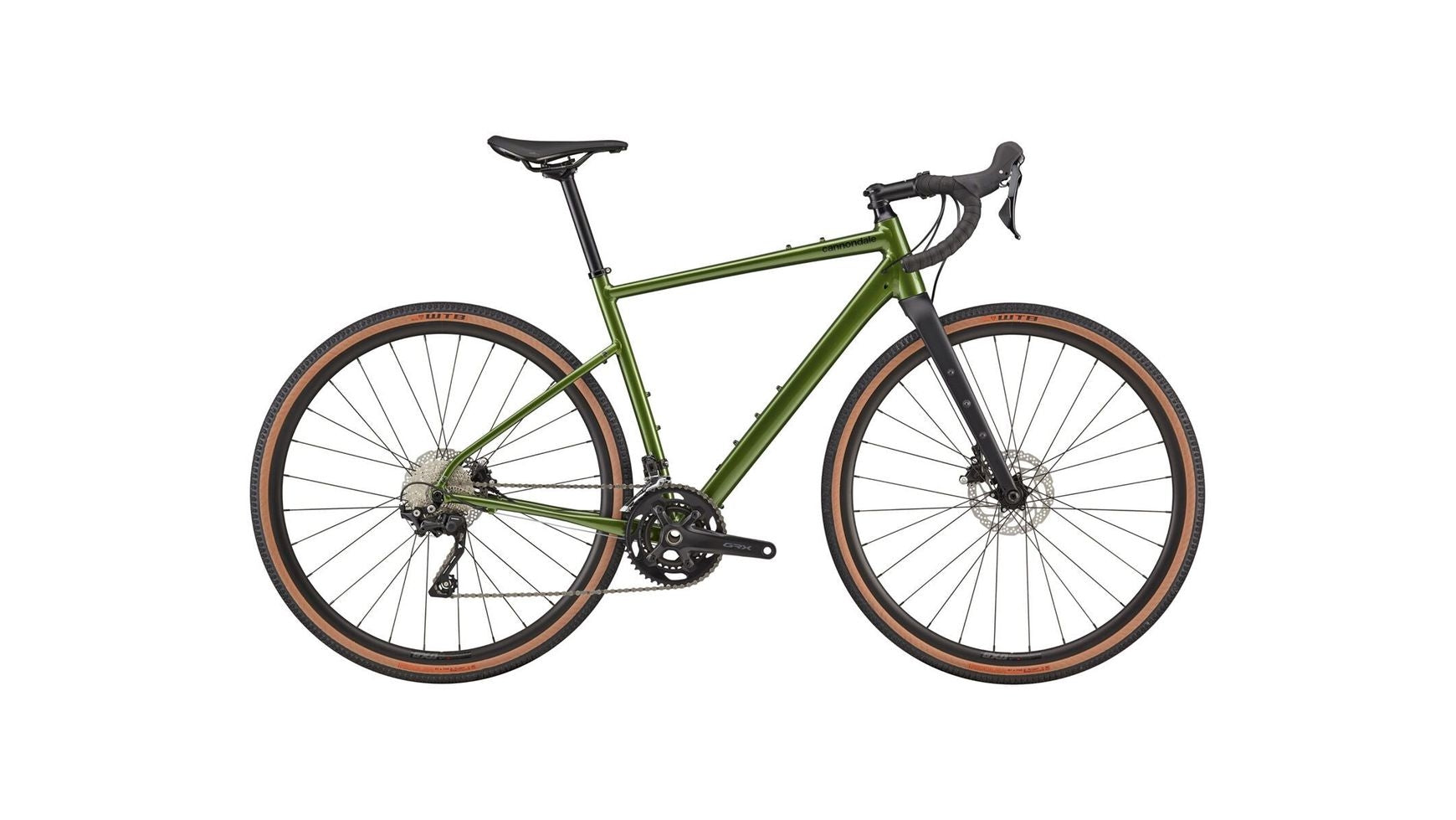 Ein grünes CANNONDALE Topstone 2 2x Gravelbike mit abfallendem Oberrohr, tiefem Lenker, schwarzer Gabel, Scheibenbremsen und hellbraunen Reifen ist seitlich vor einem weißen Hintergrund abgebildet - ideal für Gravel-Abenteuer und Bikepacking.