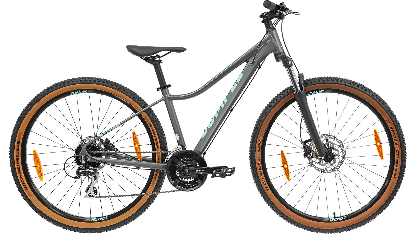 Das COMPEL Compel HT 500 W 27.5 ist ein graues Mountainbike mit großen braunen Reifen, Vorderradaufhängung, hydraulischen Scheibenbremsen, Shimano Acera-Schaltung und einem schrägen Aluminium-Oberrohr, dargestellt in der Seitenansicht auf weißem Grund.