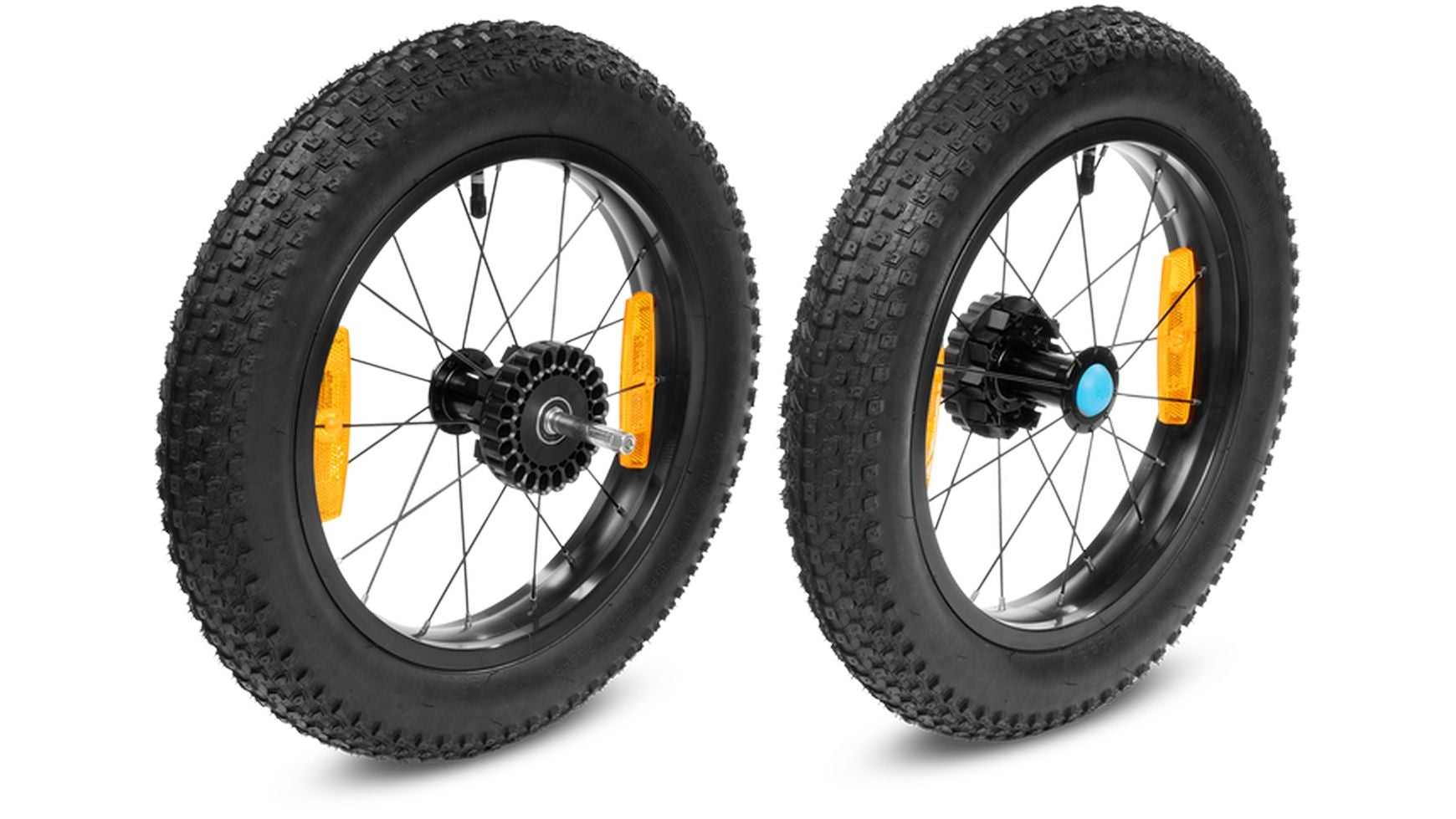 Zwei schwarze Cube Fat Wheels von CUBE mit breiten Reifen und dicken Laufflächen sind nebeneinander abgebildet. Beide haben Speichen, orangefarbene Reflektoren, schwarze Naben; eines hat eine Achse und Schaltung. Ideal für Kinderanhänger oder Fat Wheels Fahrräder.
