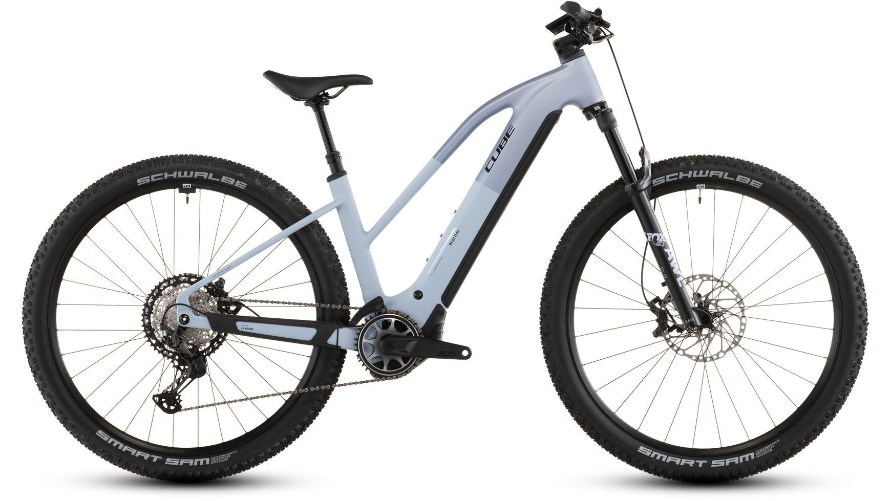 Das CUBE Reaction Hyb SLX 800 TR 27,5 ist ein modernes E-Bike mit weißem/grauem Rahmen, Bosch CX-Motor, Shimano XT-Schaltung, Scheibenbremsen, Schwalbe Smart Sam-Reifen und schwarzem Sattel - Seitenprofil auf weißem Hintergrund.