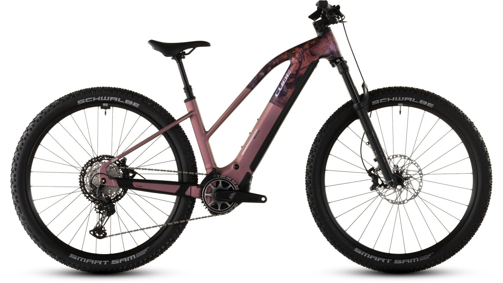 Ein rosafarbenes und schwarzes CUBE Cube Reaction Hyb SLX 800 TR 27,5 E-Bike Mountainbike mit Vorderradfederung, dicken Profilreifen, einem schlanken Rahmen und Shimano XT Schaltung, abgebildet im Profil auf weißem Hintergrund.