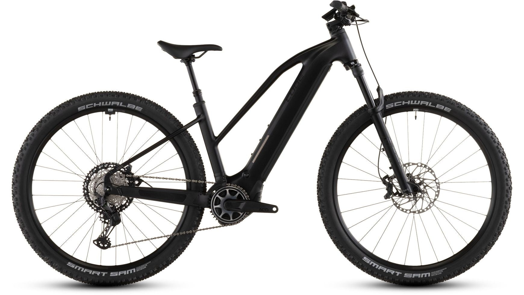 Das Cube Reaction Hyb SLX 800 TR 27,5 von CUBE ist ein schwarzes E-Mountainbike mit schlankem Rahmen, Bosch CX-Motor, Federgabel, großen Schwalbe-Noppenreifen, flachem Lenker und Shimano XT-Schaltung - seitlich vor weißem Hintergrund abgebildet.