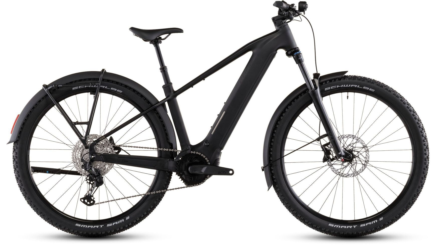 Das CUBE Reaction Hybrid Pro 800 FE E-Bike verfügt über dicke Stollenreifen, eine Vorderradfederung, Scheibenbremsen, einen eingebauten Akku, eine Shimano XT-Schaltung sowie Schutzbleche vorne und hinten. Abgebildet in Schwarz auf weißem Hintergrund.