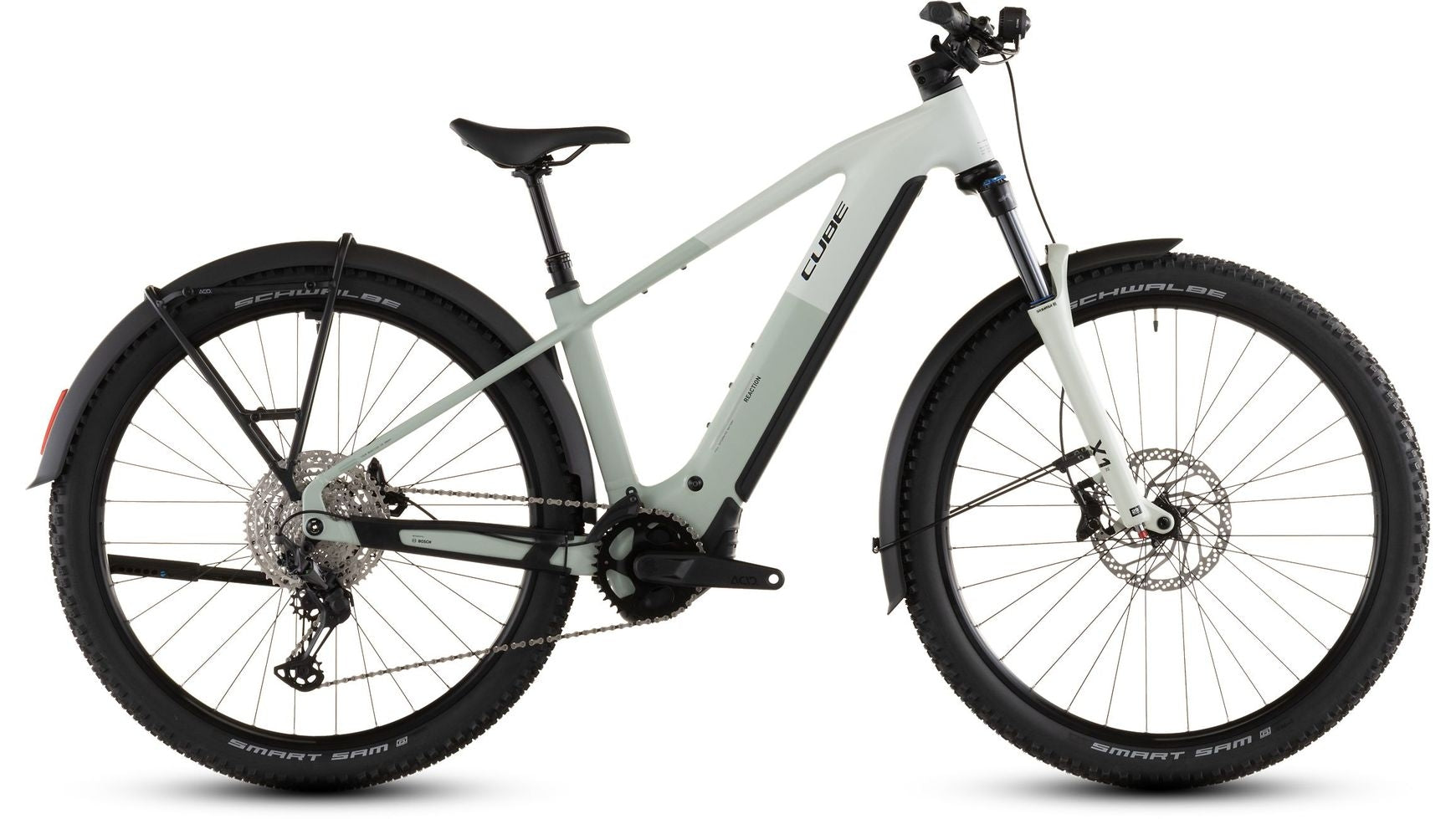 Das CUBE Reaction Hybrid Pro 800 FE ist ein modernes E-Bike Mountainbike mit hellgrauem Rahmen, Bosch CX Motor, schwarzer Federgabel, Scheibenbremsen, Shimano XT Schaltung, dicken Profilreifen, Gepäckträger und schwarzen Schutzblechen an beiden Rädern.