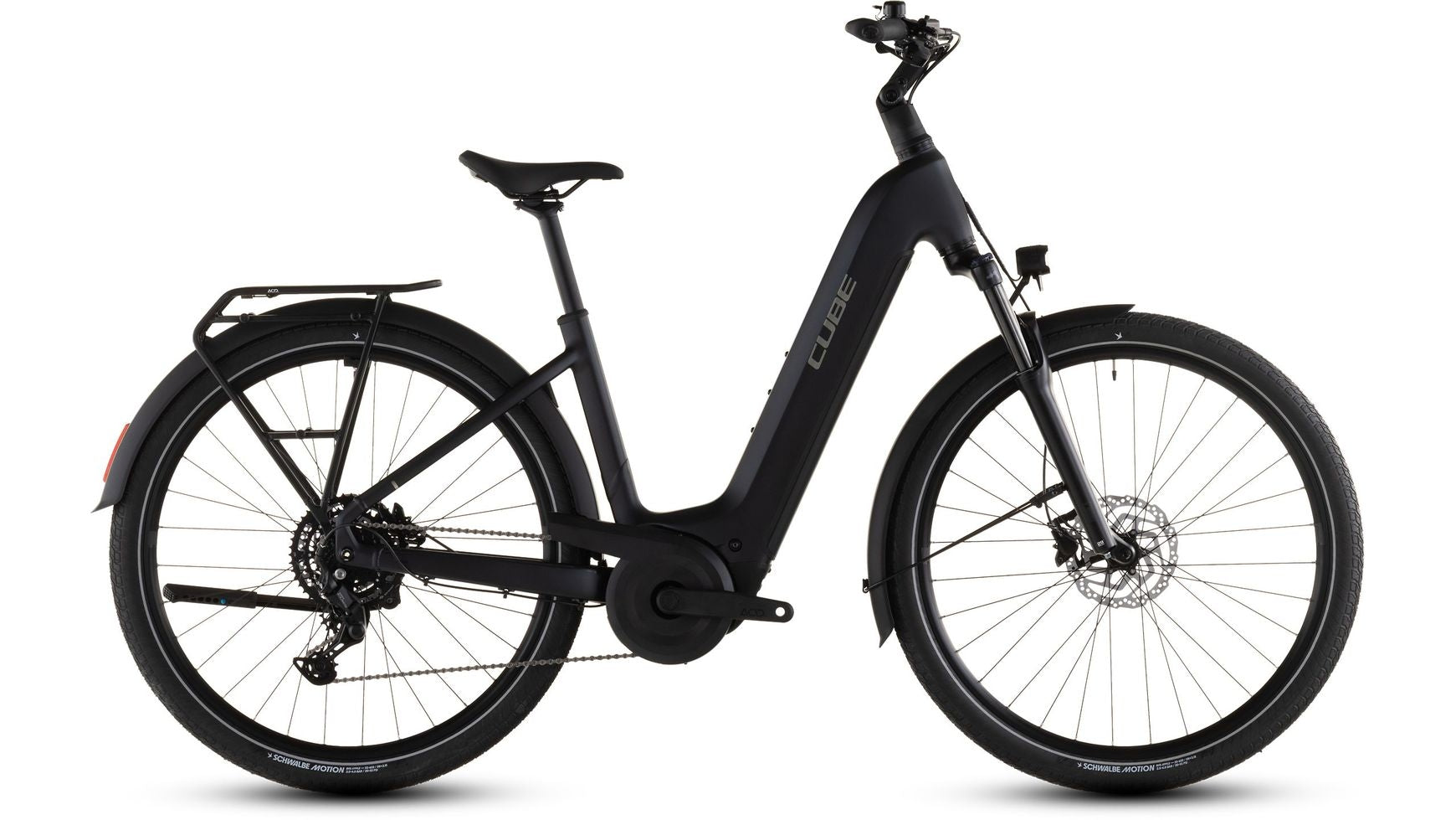 Das CUBE Touring Hybrid ONE 600 WA ist ein schwarzes Elektrofahrrad mit Durchstiegsrahmen, Bosch Performance-Motor, 600-Wh-Akku, Vorderradfederung, Gepäckträger, Schutzblechen und Scheibenbremsen, abgebildet auf weißem Hintergrund.