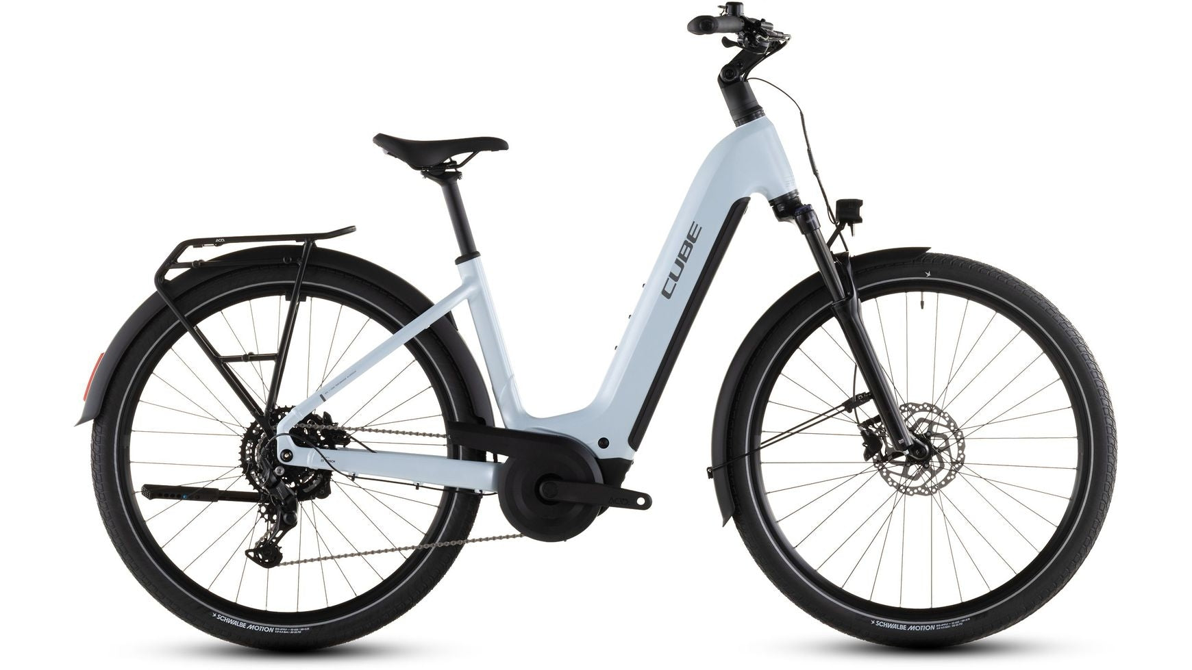 Das CUBE Touring Hybrid ONE 600 WA, ein modernes weißes E-Bike mit Durchstiegsrahmen, Bosch Performance-Motor, 600-Wh-Akku, schwarzen Schutzblechen, Gepäckträger und Scheibenbremsen, ist in der Seitenansicht auf einem schlichten weißen Hintergrund abgebildet.