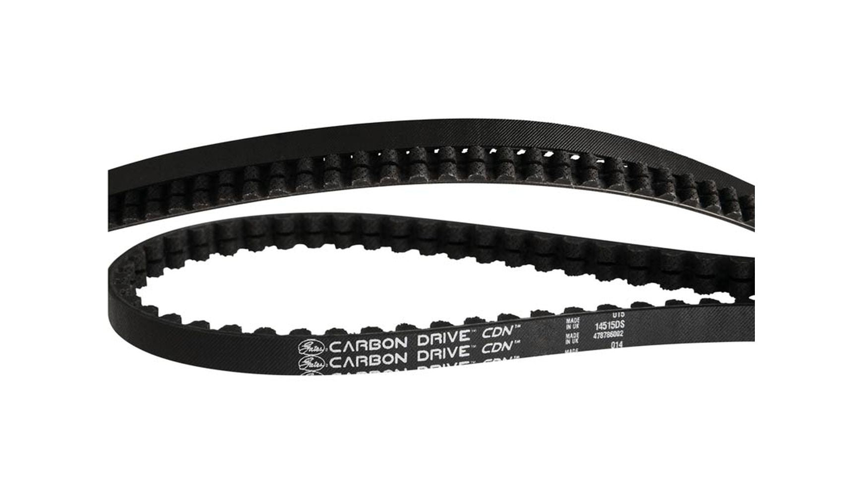 Eine Nahaufnahme eines schwarzen GATES CDN Zahnriemens 118Z / 1298mm mit gezackten Kanten und weißem Branding. Der Riemen ist abgewinkelt und teilweise auf einem weißen Hintergrund aufgewickelt.