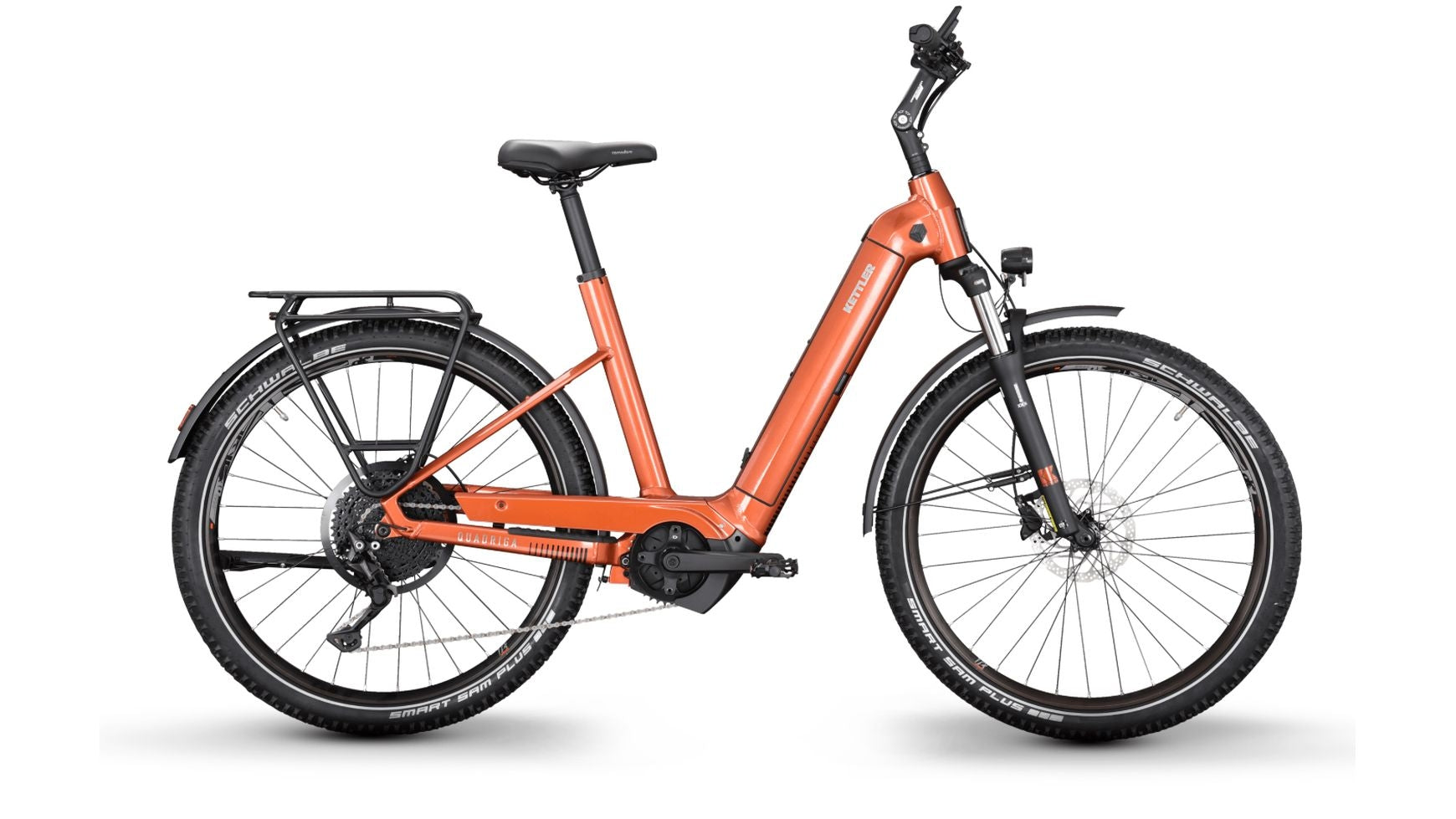Ein modernes, orangefarbenes KETTLER QUADRIGA TOWN +COUNTRY P10 E-Trekkingrad mit Durchstiegsrahmen, schwarzer Bereifung, Gepäckträger, Schutzblechen und Federgabel vorne auf weißem Grund - ideal für den täglichen Gebrauch.