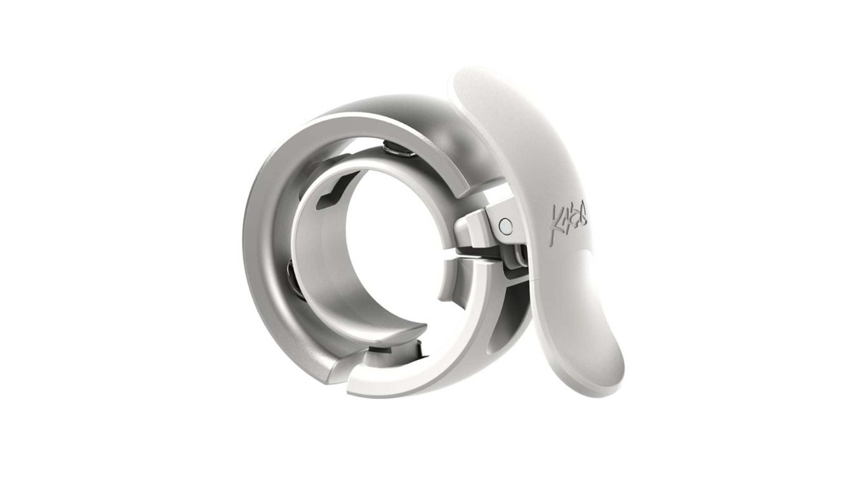 Die metallische, kreisrunde Knog OI Prima Fahrradklingel von KNOG mit klappbarem, geschwungenem Arm streckt sich nach außen - ihre glatte, silberne Oberfläche auf weißem Grund ist Ausdruck von präzisem, CNC-gefrästem Aluminium und raffiniertem Design.