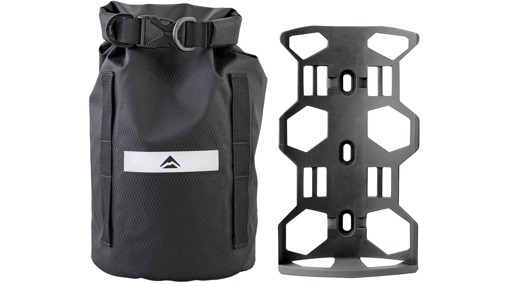 Die MERIDA Gravelcage inkl.. Tasche kombiniert eine schwarze, wasserabweisende Rolltop-Tasche mit einer robusten Halterung mit mehreren Aussparungen und Befestigungsschlitzen - perfekt für deine SILEX Schotterabenteuer.