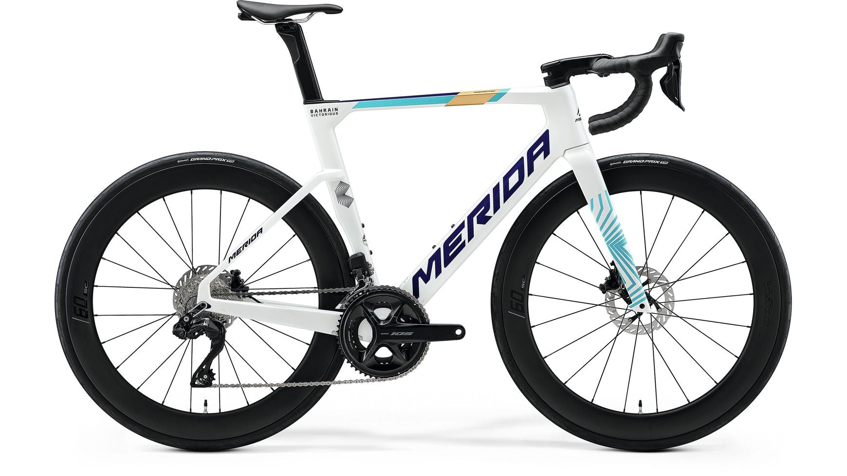 Ein weißes MERIDA Reacto 6000 Rennrad mit Carbonrahmen, schwarzen Laufrädern, tiefen Felgen, Scheibenbremsen und blau-gelben Akzenten wird im Seitenprofil vor weißem Hintergrund gezeigt.