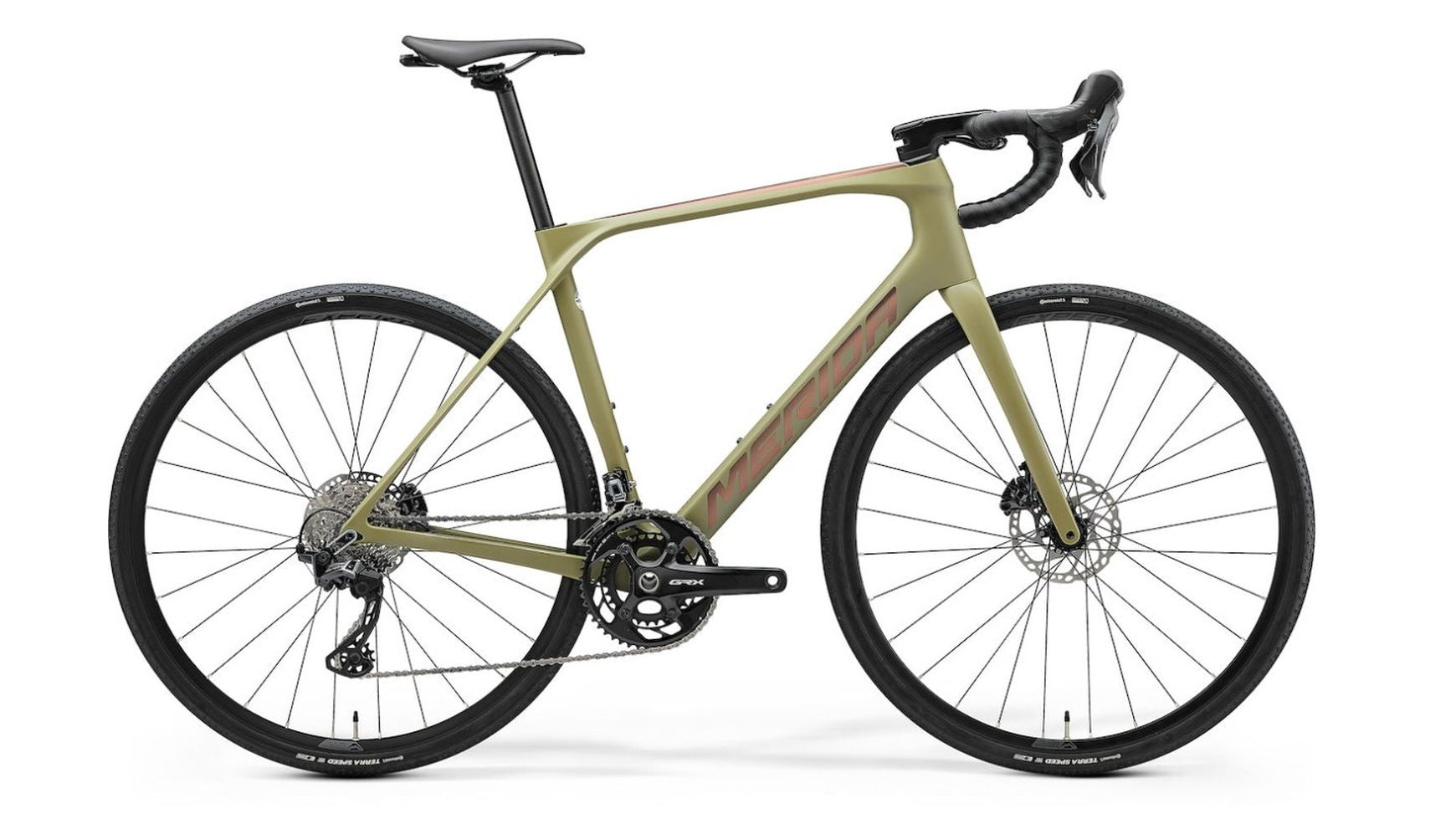 Das MERIDA SCULTURA ENDURANCE GR 5000 2 ist ein modernes, olivgrünes Rennrad mit tiefem Lenker, dünnen Continental Terra Speed Reifen, Scheibenbremsen und einem Carbonrahmen mit schlanken, aerodynamischen Linien und minimalem Branding, von der Seite auf weißem Grund.