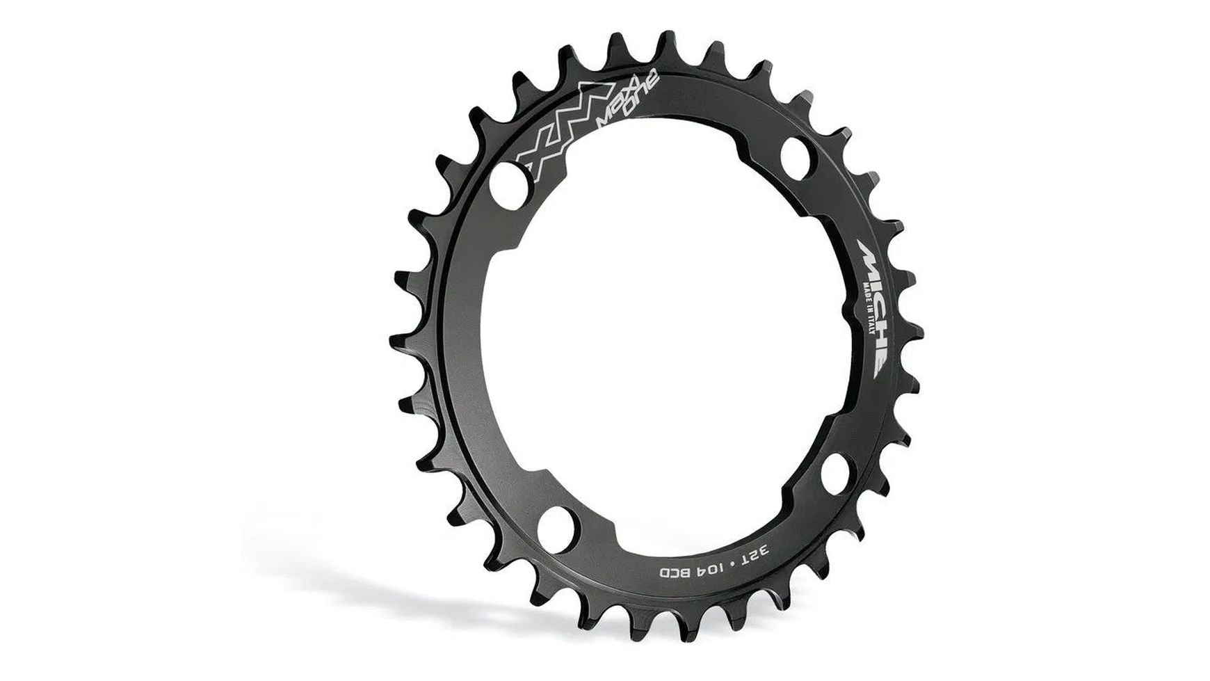 Das MICHE XM Maxi One 36 Zähne ist ein schwarzes E-Bike-Kettenblatt mit gleichmäßig verteilten Wide-Narrow-Zähnen, mehreren Schraubenlöchern zur Befestigung, weißer Logo-Markierung und Beschriftung und ist kompatibel mit Brose-, Yamaha- und Bosch-Motoren.