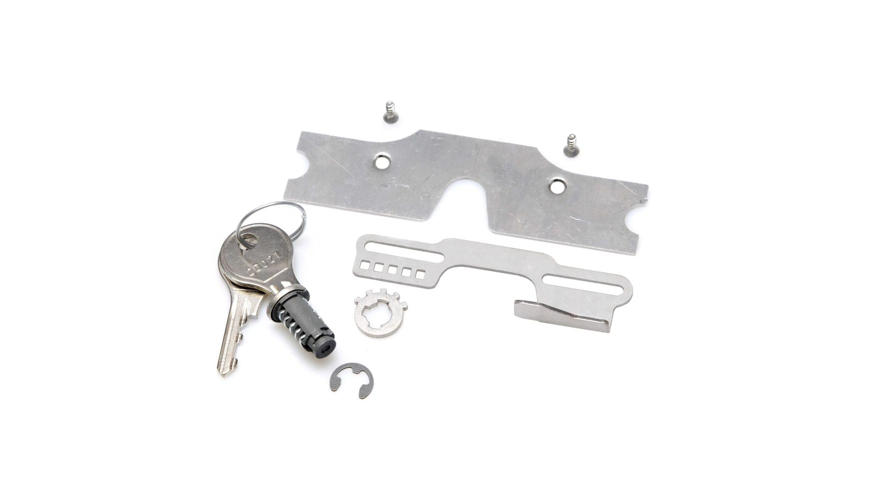 Das RACKTIME Racktime SnapIt 2.0 Schloss-Set enthält einen Zylinder, Metallschlossteile, zwei Schlüssel, eine flache Platte mit Löchern, Halterung, Schrauben und Clips - perfekt für die Sicherung Ihres Gepäckträgers. Alle Teile sind übersichtlich auf einem weißen Hintergrund dargestellt.