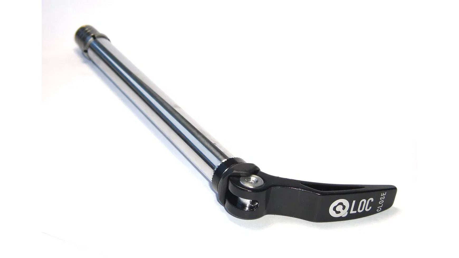 Eine SUNTOUR SR-Suntour Q-LOC Achse kpl. 15mm Metall-Schnellspannachse mit schwarzem Q-LOC Hebel und Gewindeende, Modell Schnellspannachse Boost Q-LOC 15QLC32-110, ist auf weißem Hintergrund abgebildet.