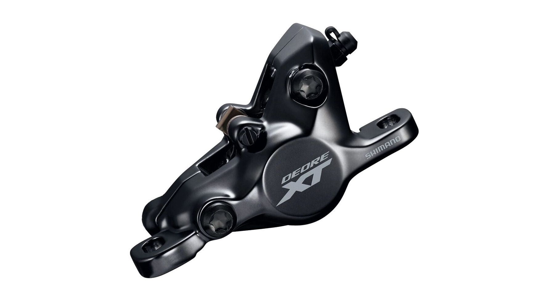 Ein schwarzer SHIMANO Deore XT BR-M8100-Scheibenbremssattel mit DEORE XT-Schriftzug und zwei Schraubenlöchern steht vor einem weißen Hintergrund, ideal für Cross-Country-Performance.