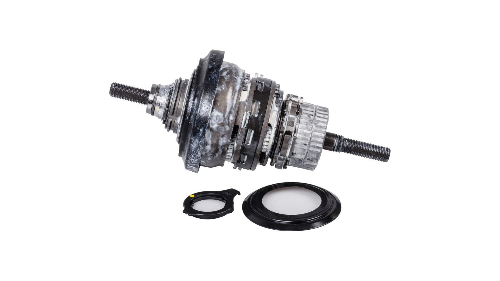 Die Shimano Getriebeeinheit SG-C3001-7C von SHIMANO, eine Nabenschaltung mit sichtbaren Zahnrädern und Achsenden, wird neben zwei runden Bauteilen auf weißem Grund dargestellt.
