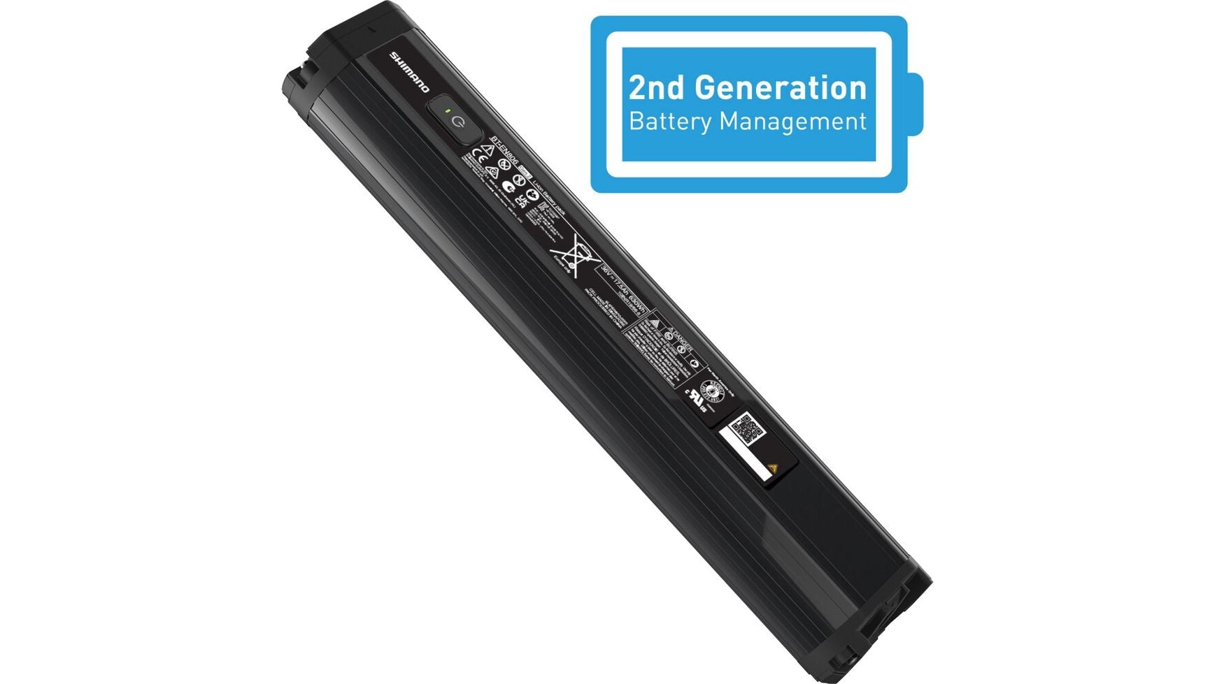 Zu sehen ist ein schwarzer, rechteckiger SHIMANO BT-EN806 630-Wh-E-Bike-Akku mit Aufklebern und einem Knopf. Darüber weist ein blaues Symbol mit der Aufschrift „2nd Generation Battery Management“ auf die Kapazität von 630 Wh hin.