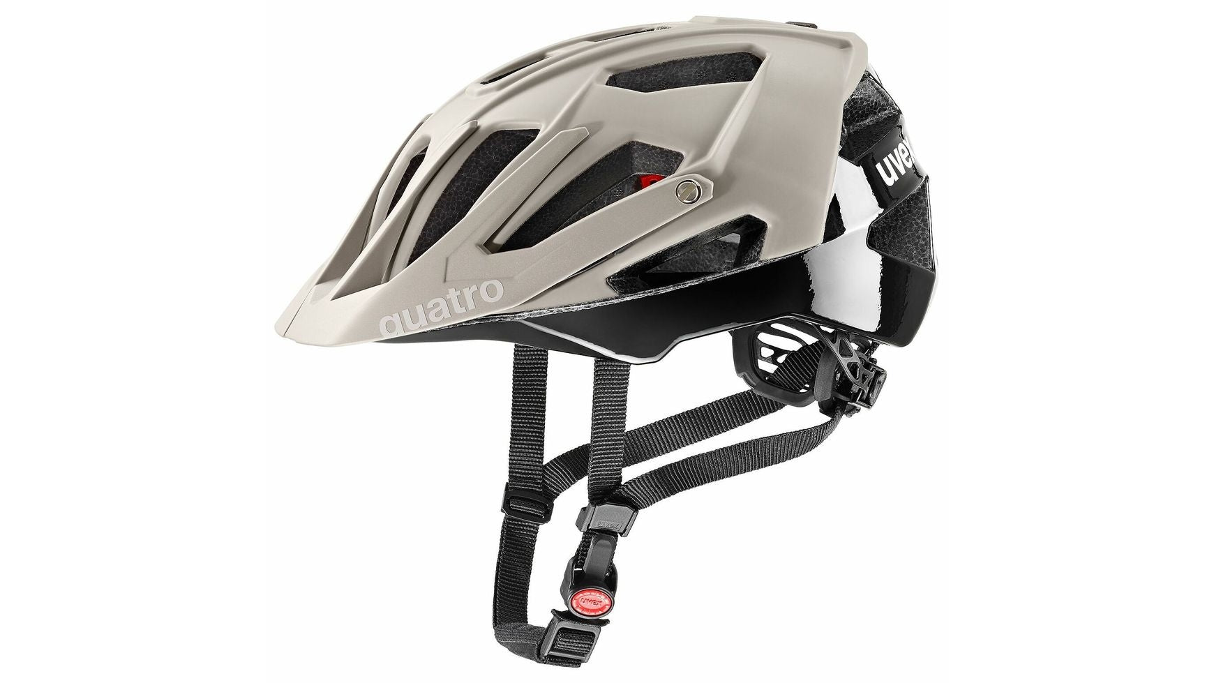 Der UVEX Quatro CC ist ein grau-schwarzer MTB-Helm mit Belüftungslöchern, verstellbaren Riemen, einem verstellbaren Visier, und einer sicheren Kinnschnalle. Auf der Seite ist "Quatro" aufgedruckt.