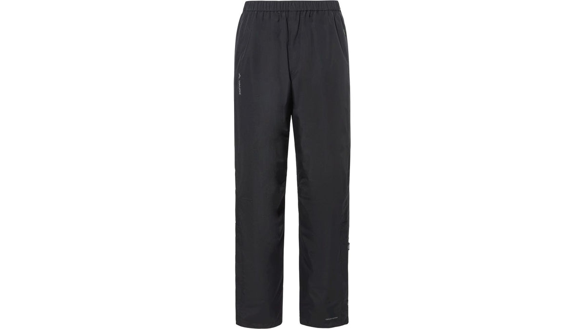 Ein Paar schwarze, gerade geschnittene VAUDE Men's Escape Fahrrad-Regenhosen mit elastischem Bund sind auf weißem Hintergrund zu sehen. Die leichte Outdoor-Hose hat ein dezentes Branding auf dem linken Oberschenkel - eine ideale Fahrrad-Regenhose für Herren.