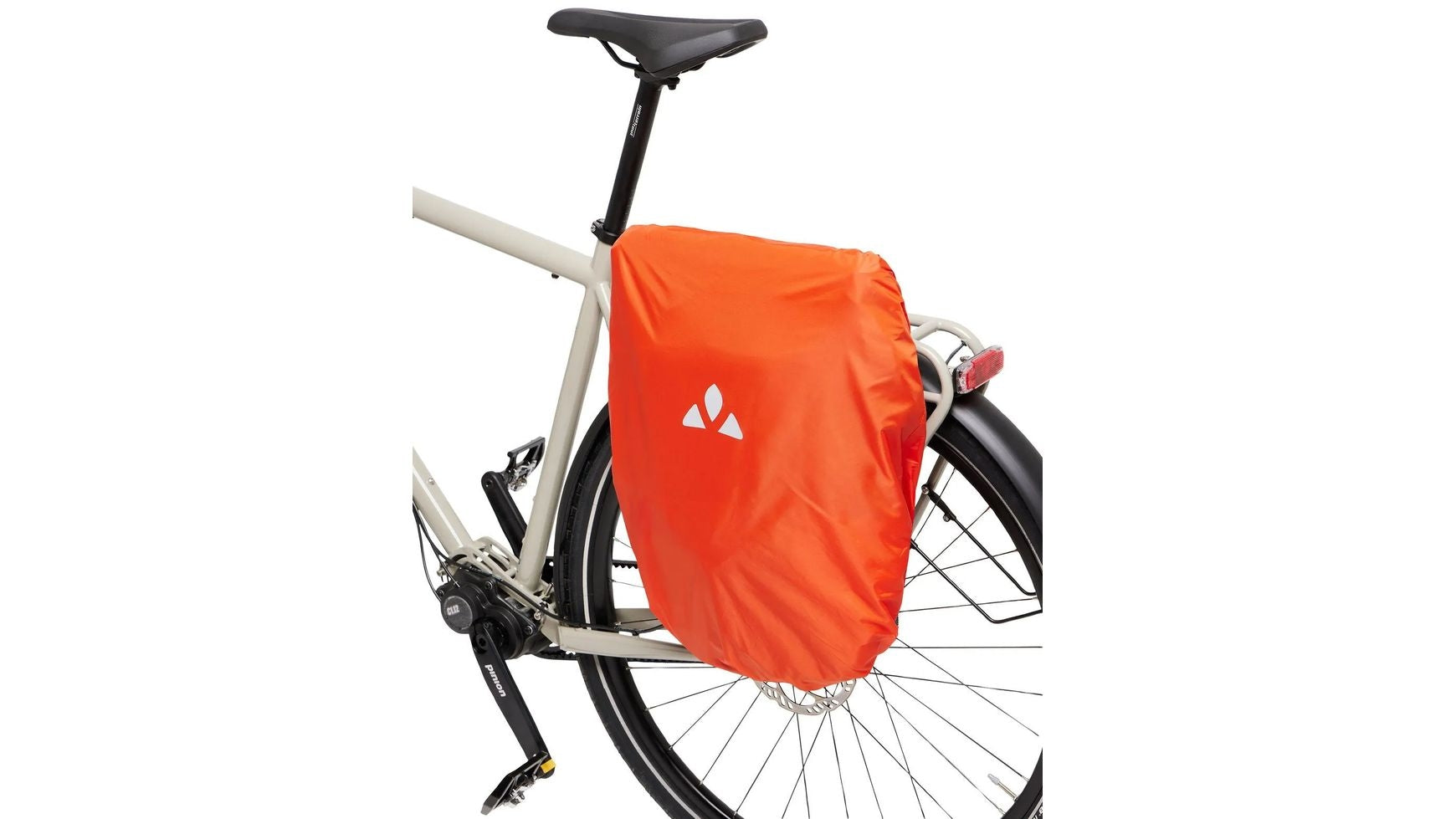 Nahaufnahme eines weißen Fahrrads mit schwarzen Pedalen, Sitz und Hinterrad, an dessen Gepäckträger die VAUDE Regenhülle für Fahrradtaschen 40 L in Orange aus recyceltem Polyester mit weißem VAUDE-Logo befestigt ist.