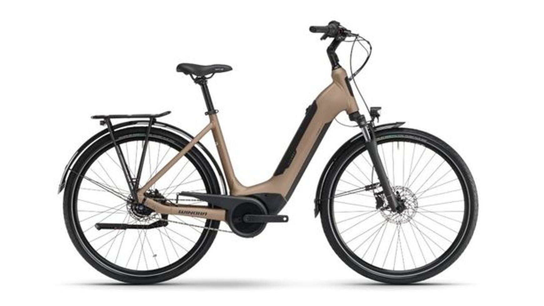 Das WINORA Winora Tria N8 E ist ein beiges City-E-Bike mit tiefem Einstieg, schwarzem Sitz, Lenker und Rädern. Es hat einen Gepäckträger und einen Bosch-Akku am Unterrohr. Abgebildet im Profil auf einem weißen Hintergrund.