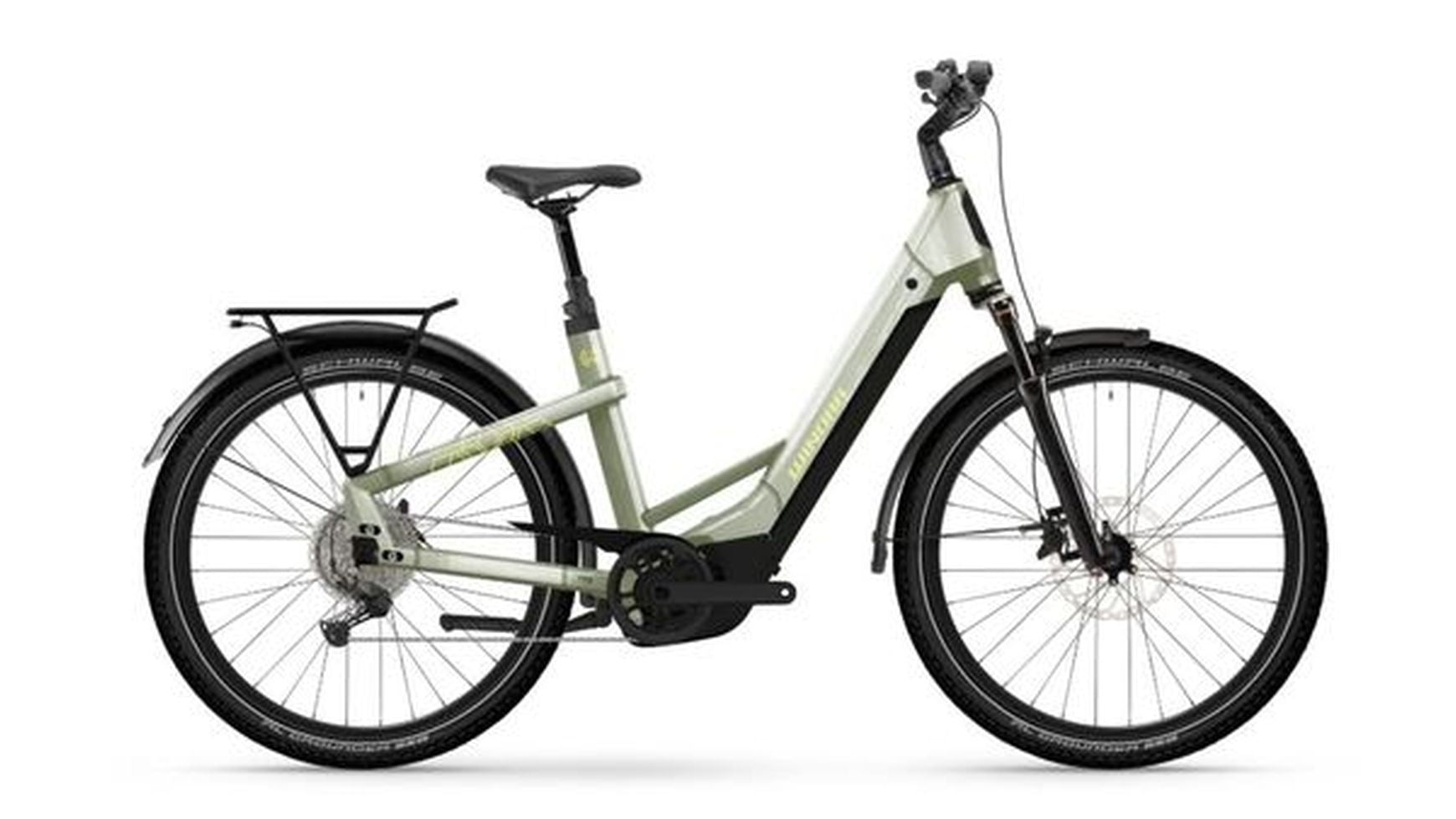 Das WINORA Yakun X10 - Low ist ein hellgrünes E-Trekkingrad mit tiefem Einstieg, Gepäckträger, Federgabel, Scheibenbremsen und breiten Reifen für eine komfortable Fahrradfahrt, dargestellt im Profil auf weißem Hintergrund.