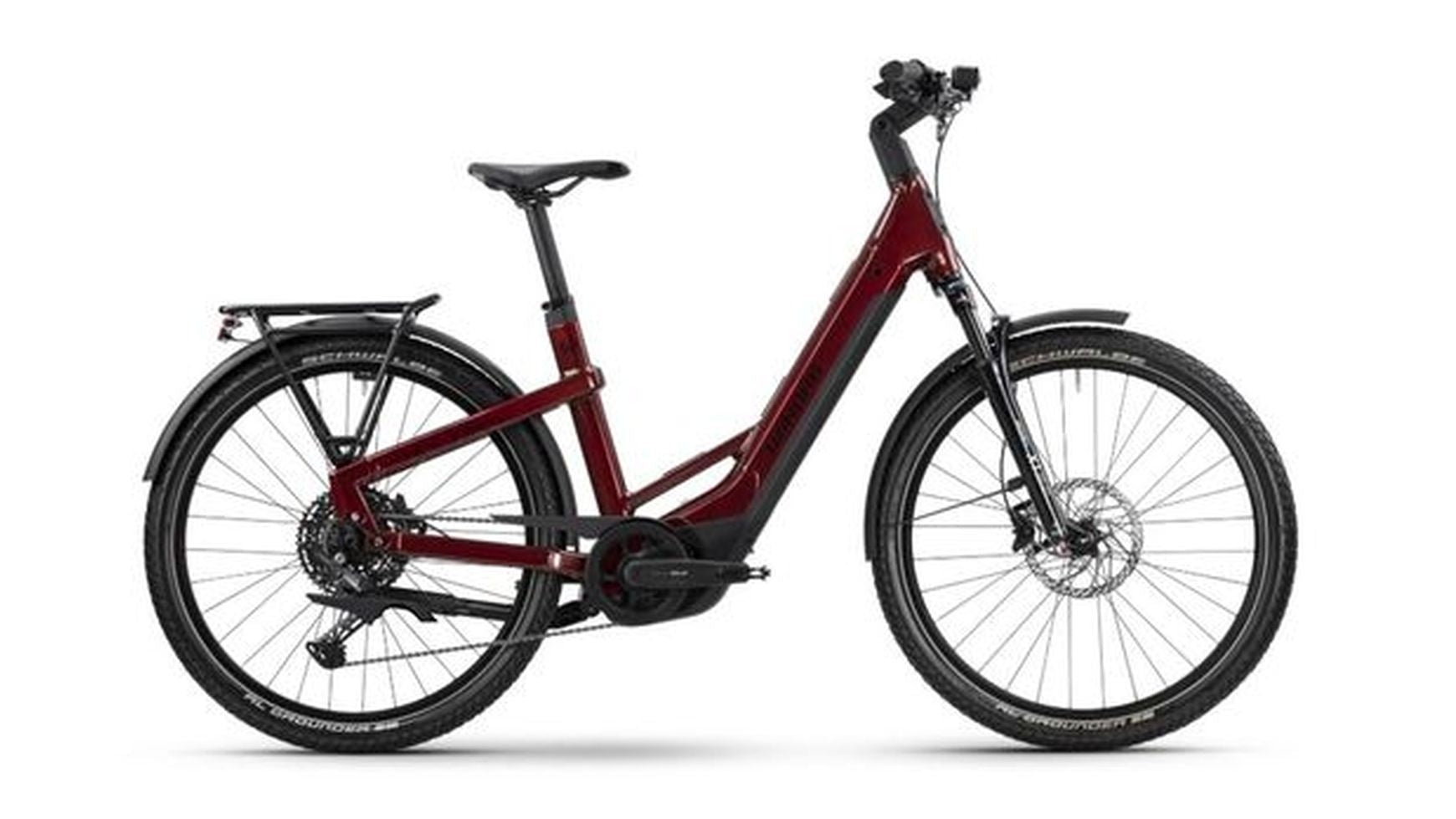 Das WINORA Yakun X10 - Low ist ein rotes E-Trekking-Bike mit tiefem Einstieg, schwarzem Sitz, Gepäckträger, Vorderradfederung, Schutzblechen und reflektierenden Reifen im Seitenprofil - ein komfortables Bike für tägliche Fahrten.