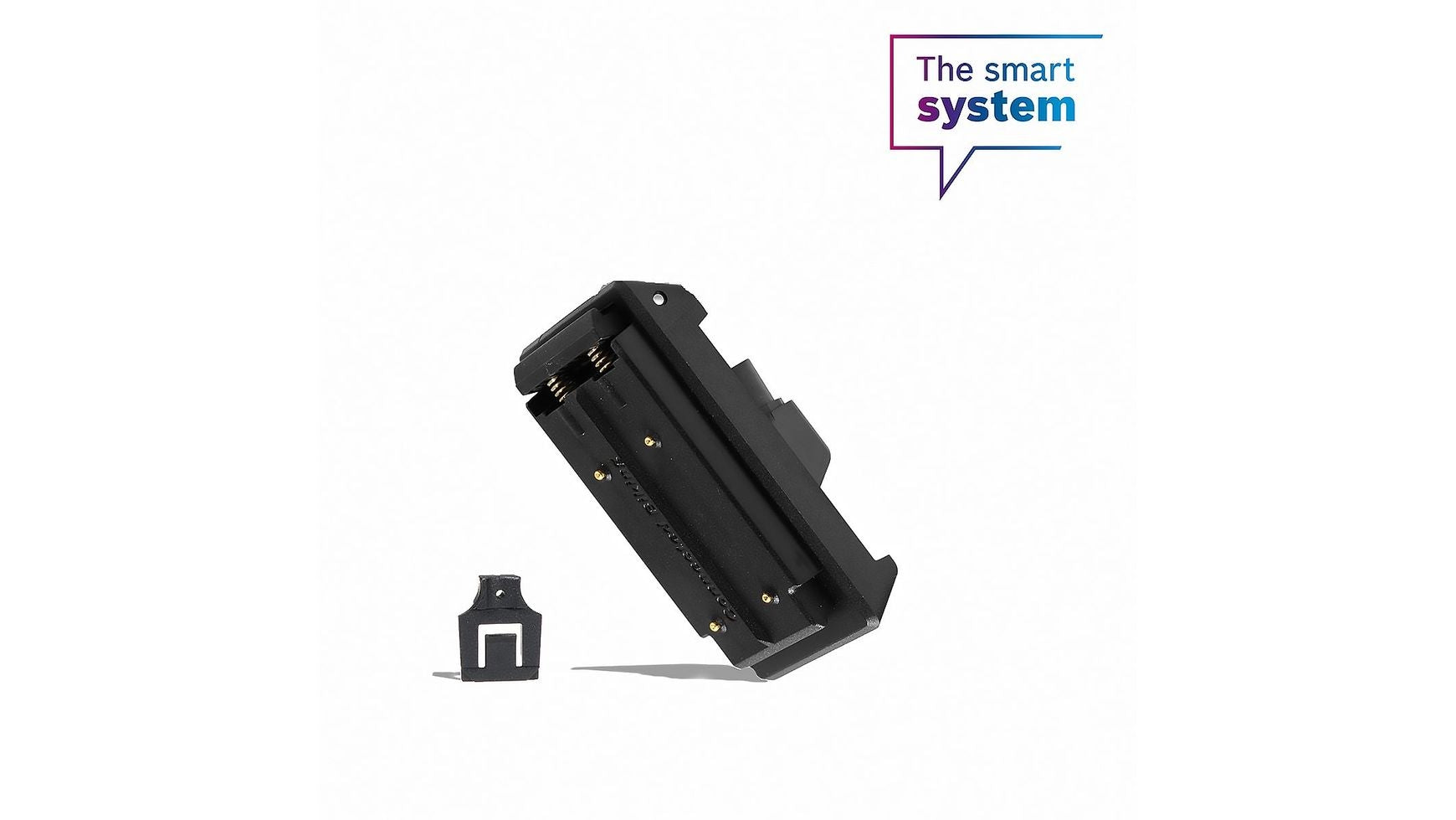 Eine BOSCH Display-Aufnahme vorne, ein schwarzes elektronisches Bauteil mit Metallkontakten, wird schräg neben einem kleinen schwarzen Kunststoffteil gezeigt. In einer Sprechblase steht "The smart system" und verweist auf das Bosch Smart System.