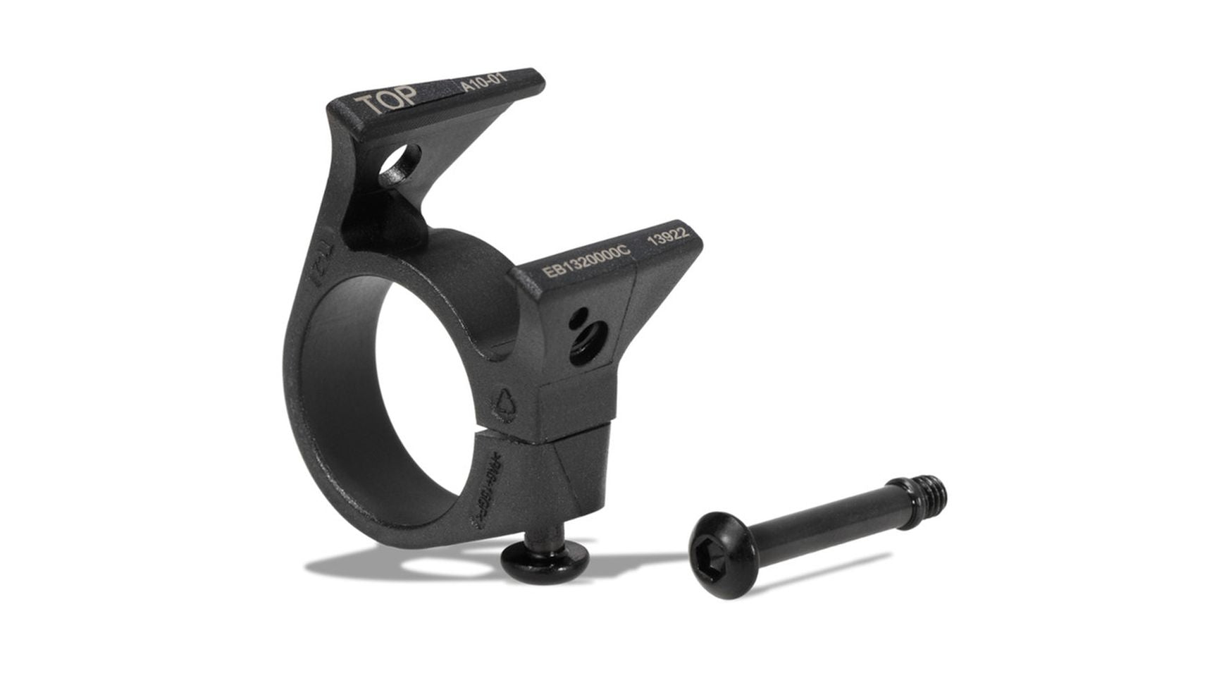 Die BOSCH Halter LED Remote universal ist eine schwarze Metallklammer mit einer kreisförmigen Öffnung mit der Aufschrift TOP, einer seitlichen Lasche mit Loch und einer separaten Schraube - perfekt für die Befestigung Ihrer Bosch LED Remote Bedieneinheit an Ihrem E-Bike.