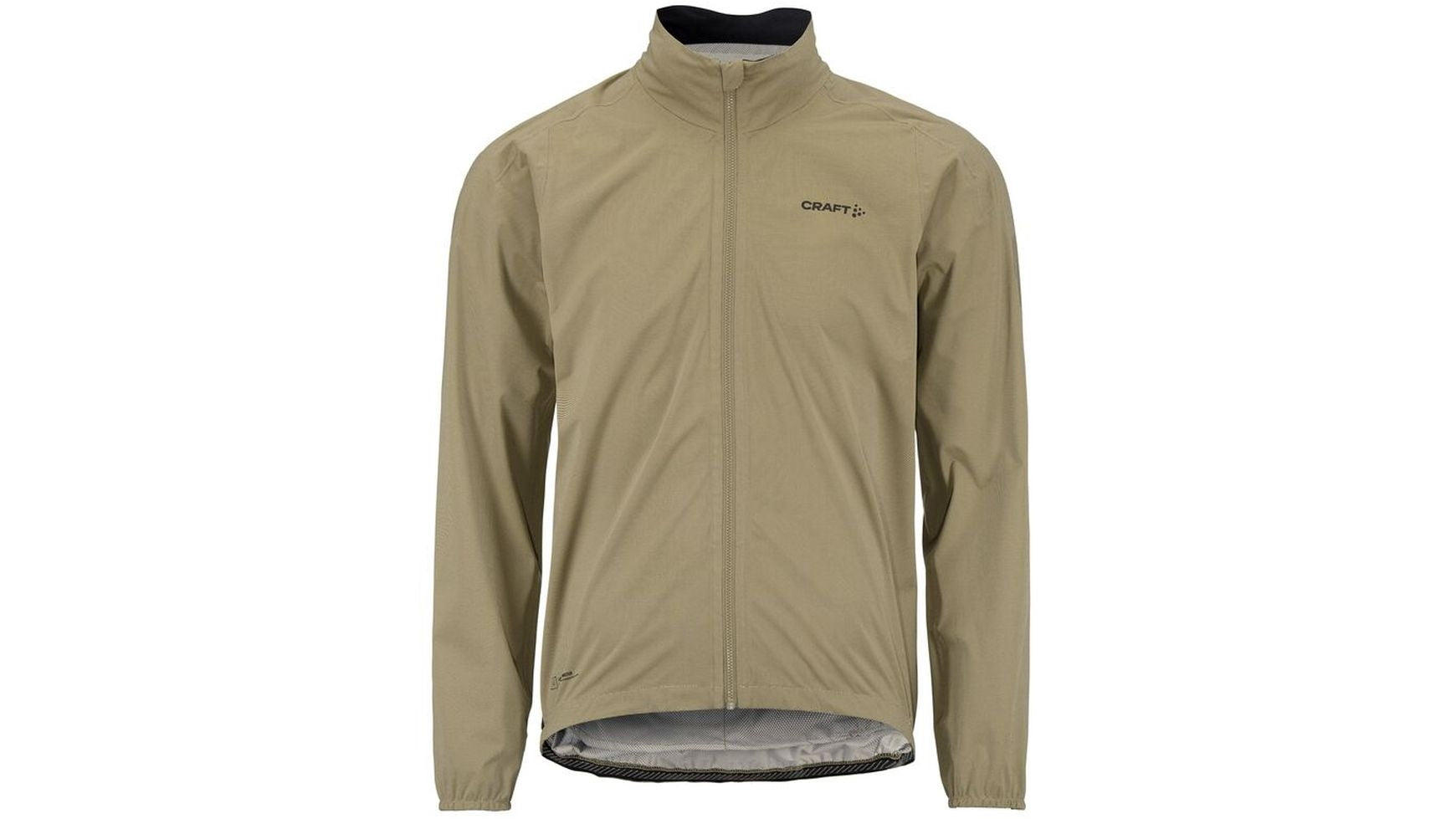 Die CRAFT ADV Hydro Jacket 2 M ist eine hellbraune, langärmelige Herren-Radjacke mit Frontreißverschluss, Stehkragen, winddichtem Material, verlängertem Rückensaum zur Abdeckung und dem CRAFT-Logo auf der linken Brustseite.