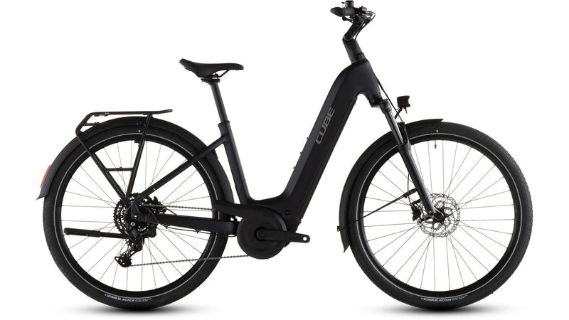 Das CUBE Touring Hybrid ONE 600 WA ist ein schwarzes Elektrofahrrad mit Durchstiegsrahmen, Bosch Performance-Motor, 600-Wh-Akku, Vorderradfederung, Gepäckträger, Schutzblechen und Scheibenbremsen, abgebildet auf weißem Hintergrund.