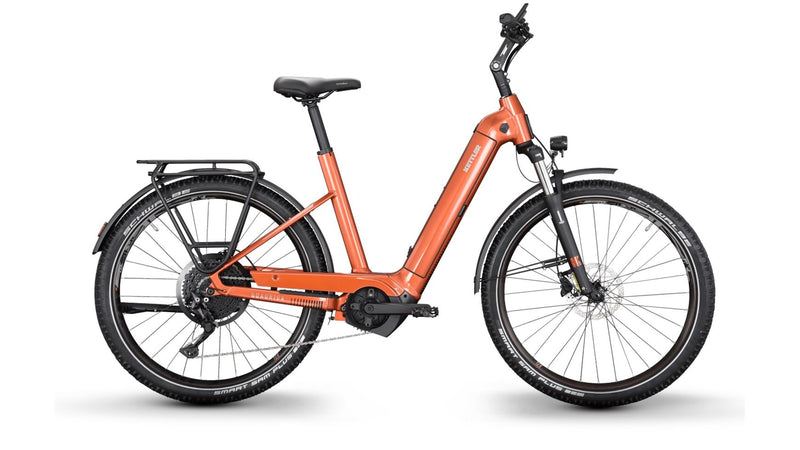 Ein modernes, orangefarbenes KETTLER QUADRIGA TOWN +COUNTRY P10 E-Trekkingrad mit Durchstiegsrahmen, schwarzer Bereifung, Gepäckträger, Schutzblechen und Federgabel vorne auf weißem Grund - ideal für den täglichen Gebrauch.