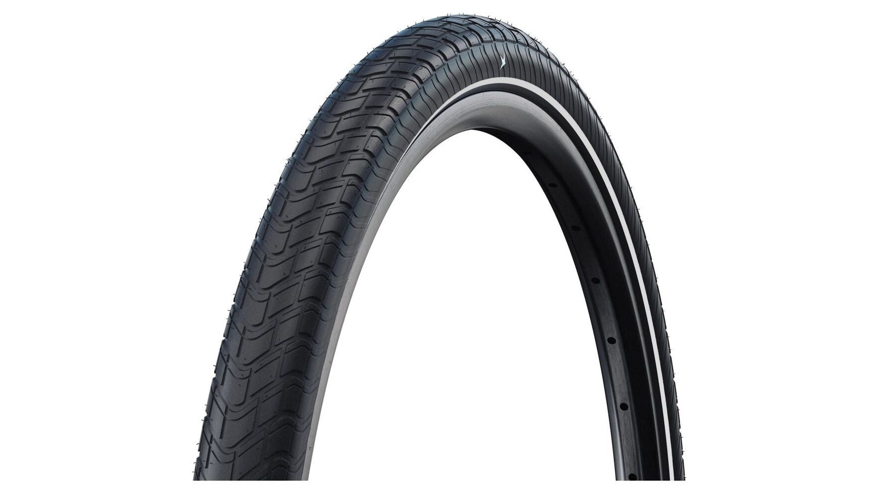 Eine Nahaufnahme des schwarzen SCHWALBE Motion Big Apple 24" Fahrradreifens mit strukturiertem Profil, montiert auf einer Felge, zeigt das geschwungene Profil und die detaillierte Oberfläche vor einem weißen Hintergrund.