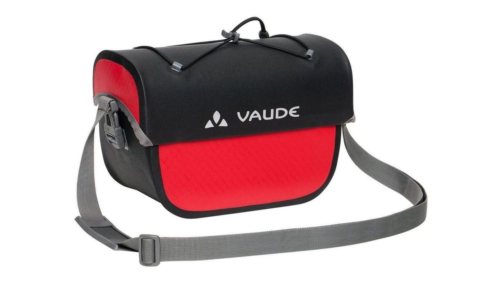 Die VAUDE Aqua Box 4 Lenkertasche ist eine rot-schwarze Lenkertasche mit grauem, verstellbarem Gurt, Frontklappe mit VAUDE-Logo, schwarzer, elastischer Kordel - ideal fürs Bikepacking und absolut wasserdicht.